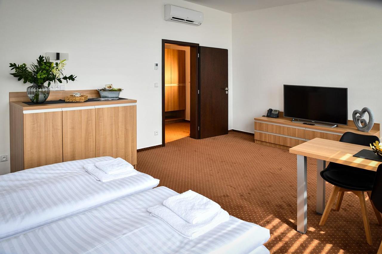 Hotel Fabrika Uherske Hradiste Bagian luar foto