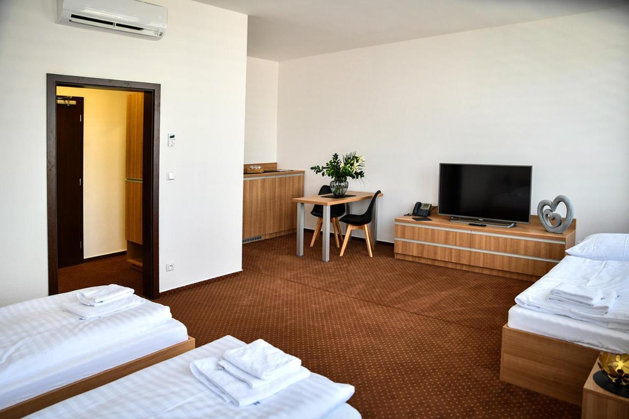 Hotel Fabrika Uherske Hradiste Bagian luar foto