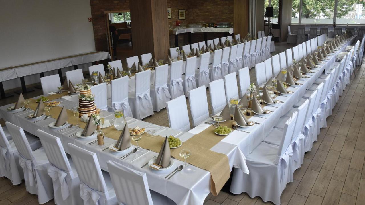 Hotel Fabrika Uherske Hradiste Bagian luar foto