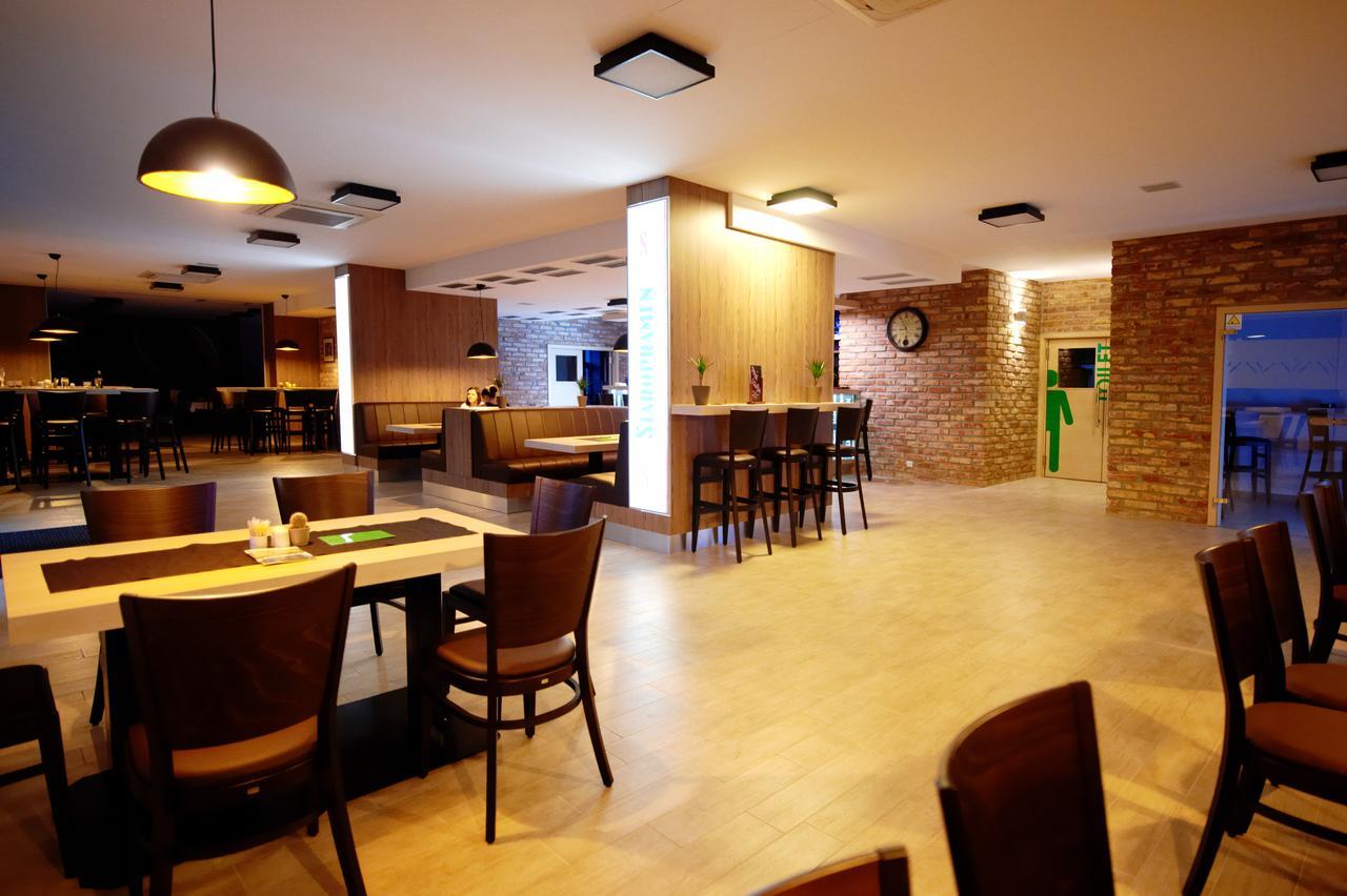 Hotel Fabrika Uherske Hradiste Bagian luar foto