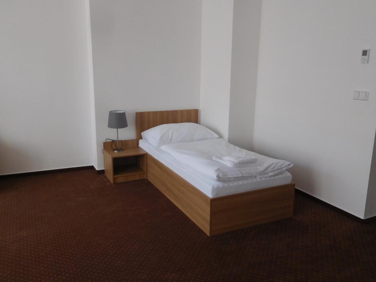 Hotel Fabrika Uherske Hradiste Bagian luar foto