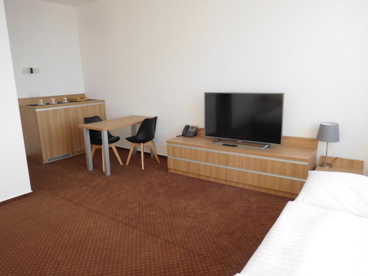 Hotel Fabrika Uherske Hradiste Bagian luar foto